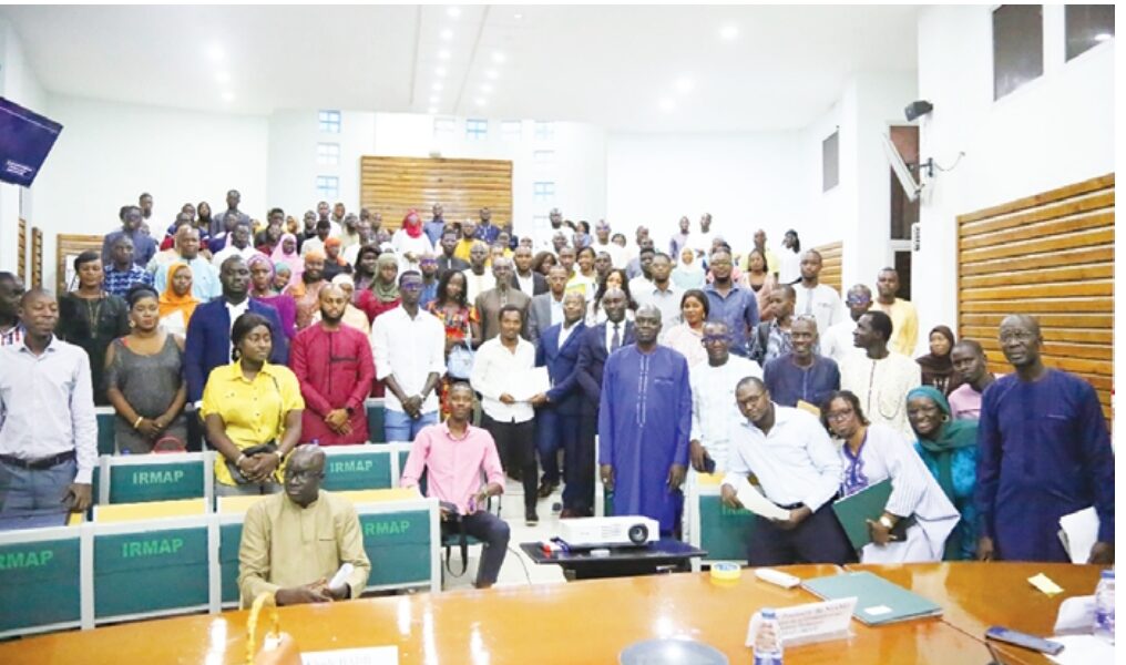 ASSISTANTS EN PASSATION DES MARCHES PUBLICS :Remise des attestations à la 2e promotion