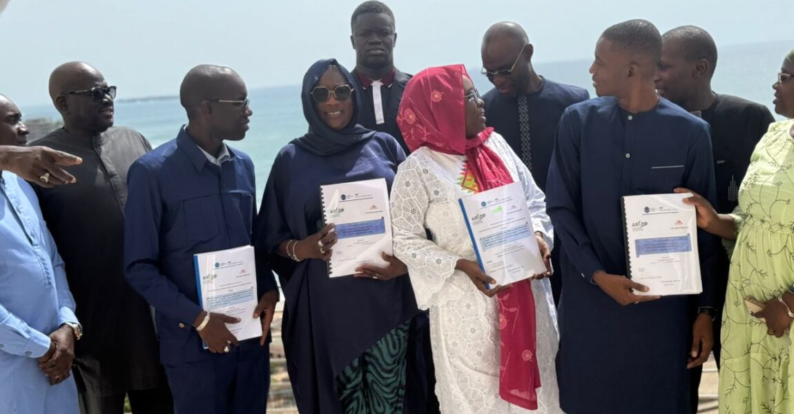 SOUTENANCES DES MÉMOIRES DU MMRMP : Modernisation, performance, innovation et PPP, …  Des auditeurs des 7ᵉ et 8ᵉ passent devant le jury